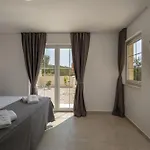 Royal Stone With Pool, 350m From Jezera