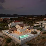 Royal Stone With Pool, 350m From Jezera
