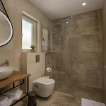 Royal Stone With Pool, 350m From Jezera