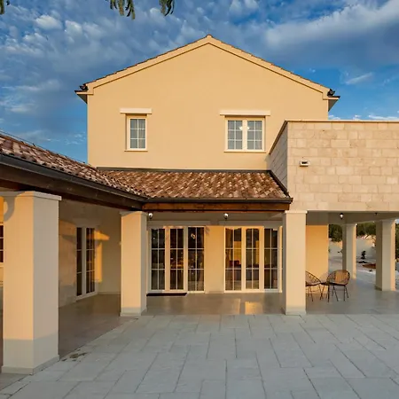 Royal Stone With Pool, 350m From Villa Jezera