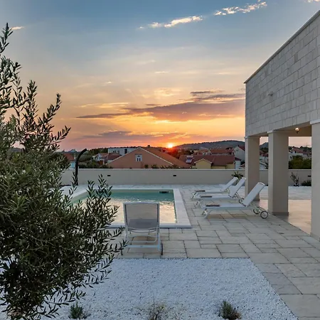 Royal Stone With Pool, 350m From Villa