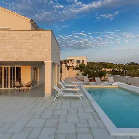 Royal Stone With Pool, 350m From