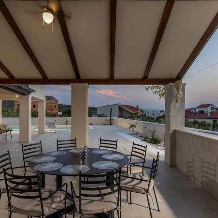 Royal Stone With Pool, 350m From Jezera