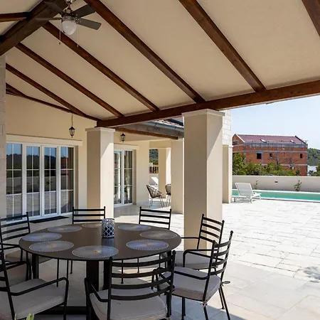 Royal Stone With Pool, 350m From