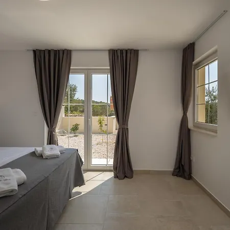 Royal Stone With Pool, 350m From Jezera