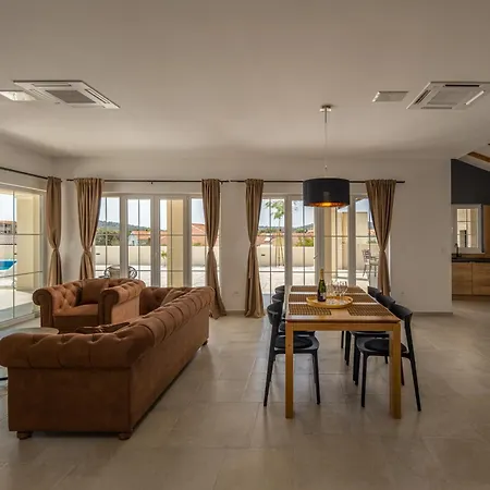 Royal Stone With Pool, 350m From Villa *