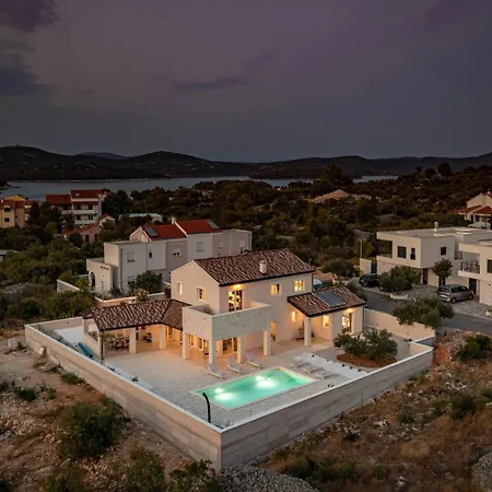 Royal Stone With Pool, 350m From Jezera