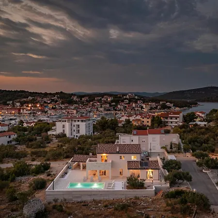 Royal Stone With Pool, 350m From