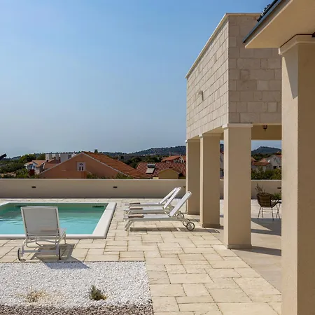 Royal Stone With Pool, 350m From Villa