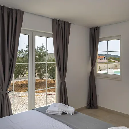 Royal Stone With Pool, 350m From Villa *