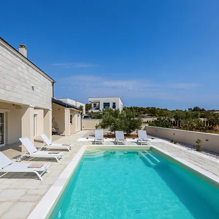 Villa Royal Stone With Pool, 350m From *