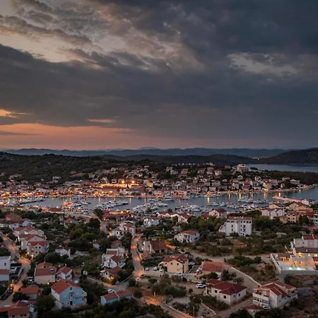 Royal Stone With Pool, 350m From Jezera