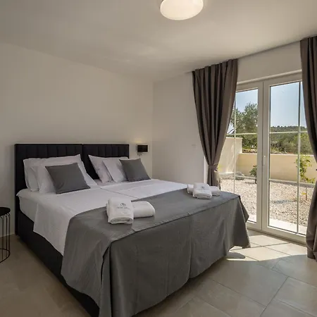 Royal Stone With Pool, 350m From Villa