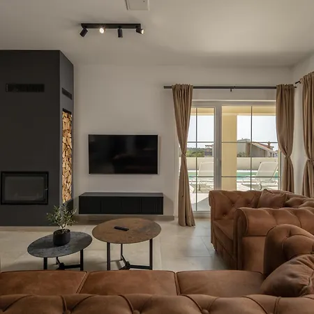 Villa Royal Stone With Pool, 350m From *