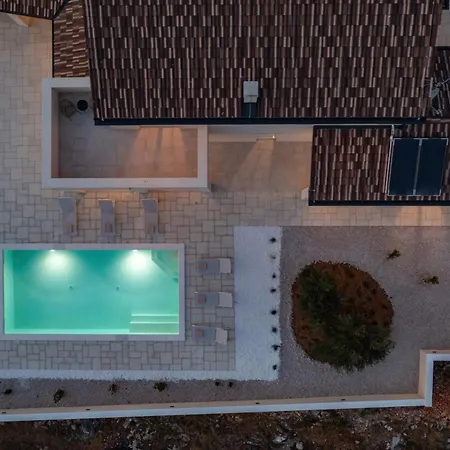 Royal Stone With Pool, 350m From