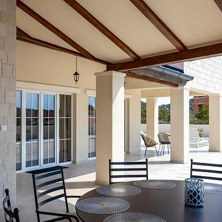 Villa Royal Stone With Pool, 350m From *