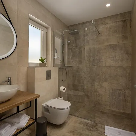 Royal Stone With Pool, 350m From Jezera