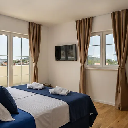 Royal Stone With Pool, 350m From Jezera