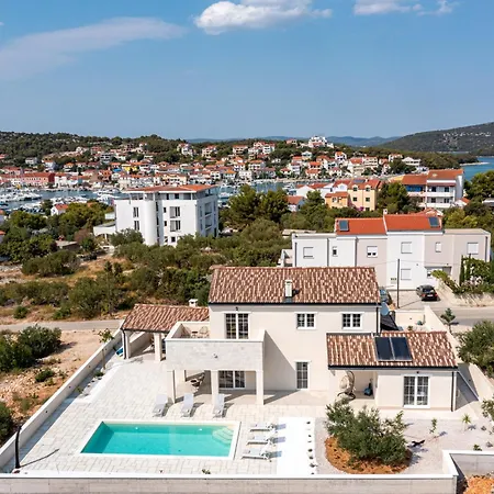 Royal Stone With Pool, 350m From Villa Jezera