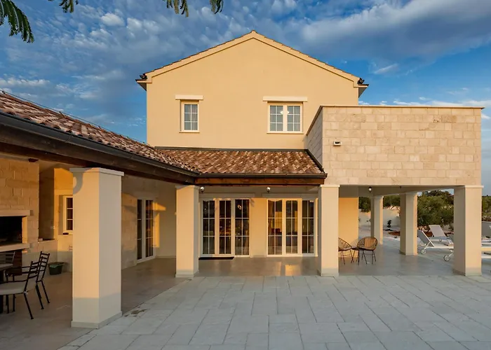 Royal Stone With Pool, 350m From Villa Jezera