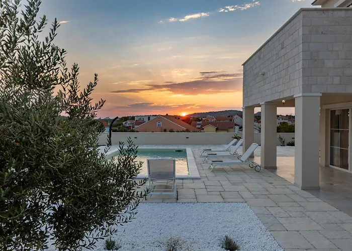 Royal Stone With Pool, 350m From Villa