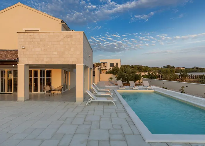 Royal Stone With Pool, 350m From