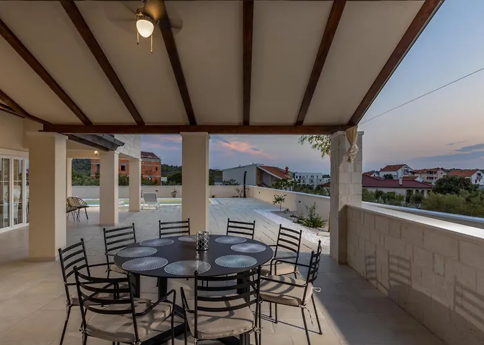 Royal Stone With Pool, 350m From Jezera