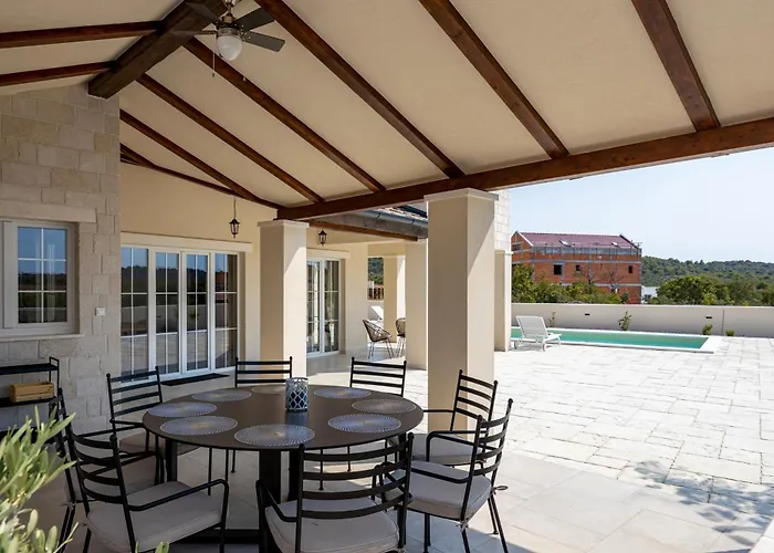 Royal Stone With Pool, 350m From