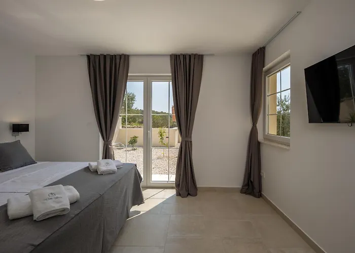 Royal Stone With Pool, 350m From Jezera