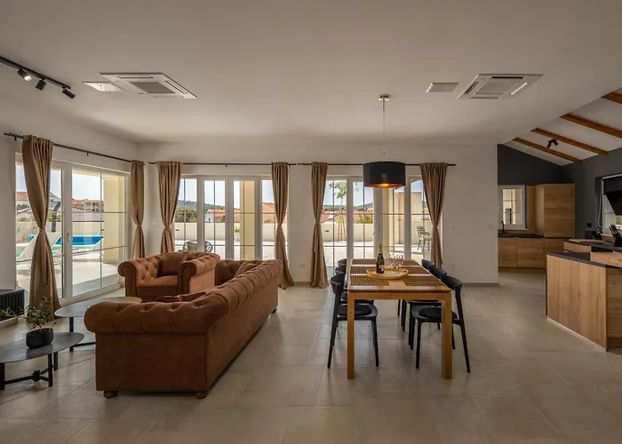 Royal Stone With Pool, 350m From Villa *