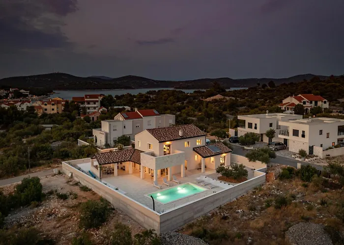 Royal Stone With Pool, 350m From Jezera