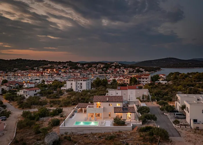 Royal Stone With Pool, 350m From