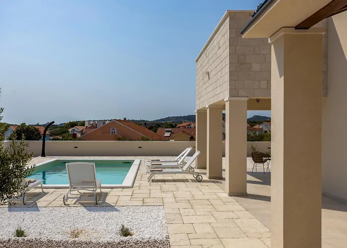 Royal Stone With Pool, 350m From Villa