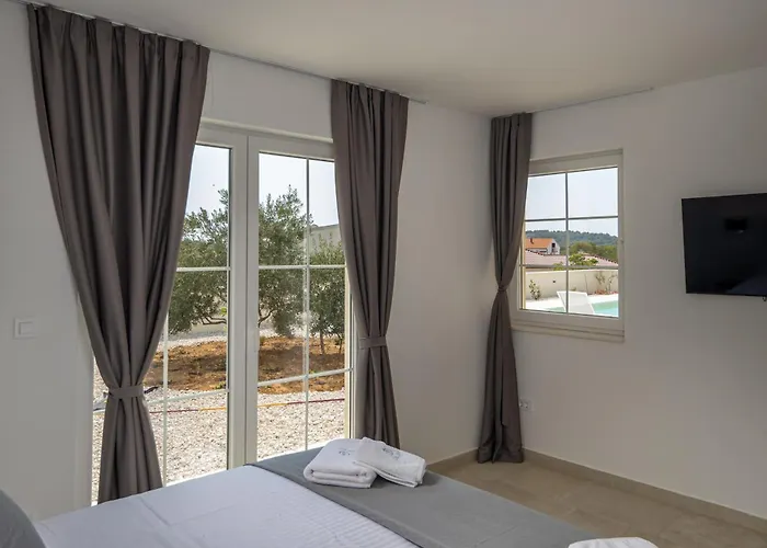 Royal Stone With Pool, 350m From Villa *