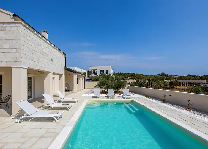 Villa Royal Stone With Pool, 350m From *