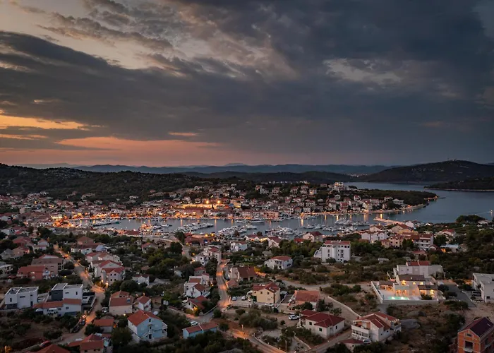 Royal Stone With Pool, 350m From Jezera