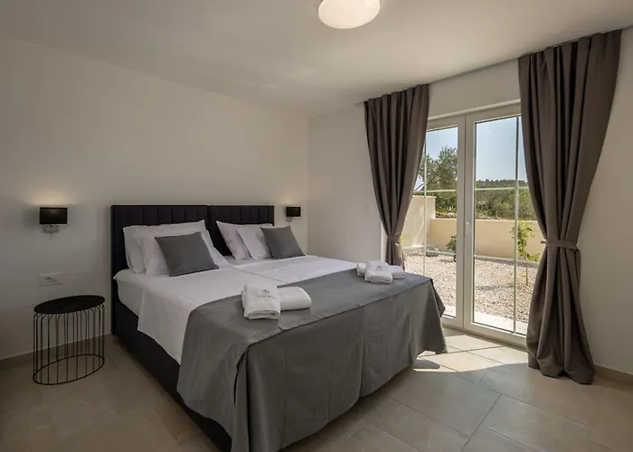 Royal Stone With Pool, 350m From Villa