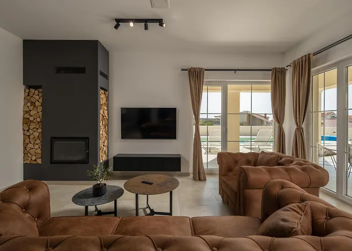 Villa Royal Stone With Pool, 350m From *