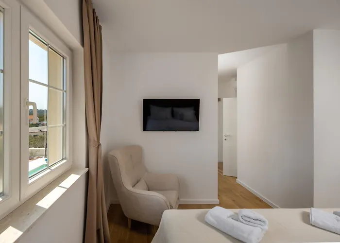 Royal Stone With Pool, 350m From Jezera