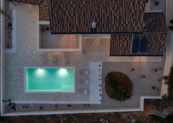 Royal Stone With Pool, 350m From