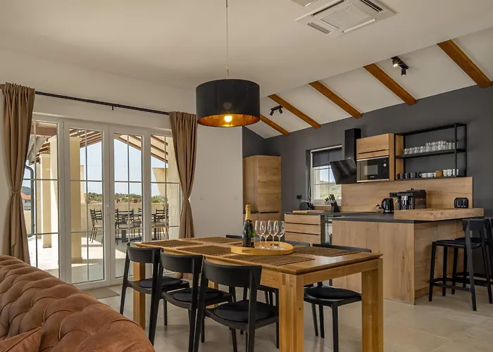 Royal Stone With Pool, 350m From Villa