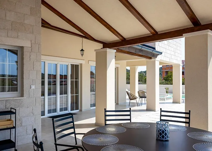 Villa Royal Stone With Pool, 350m From *