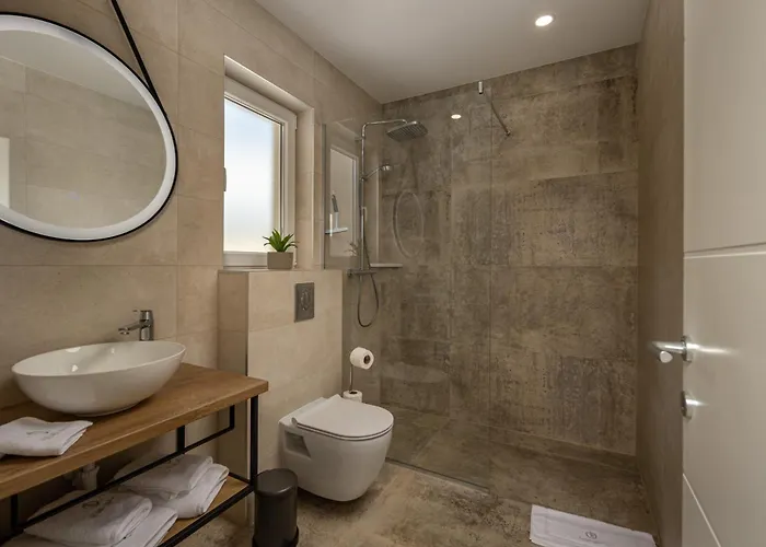 Royal Stone With Pool, 350m From Jezera