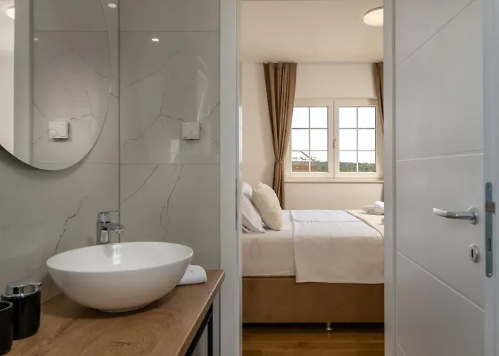 Royal Stone With Pool, 350m From * Jezera