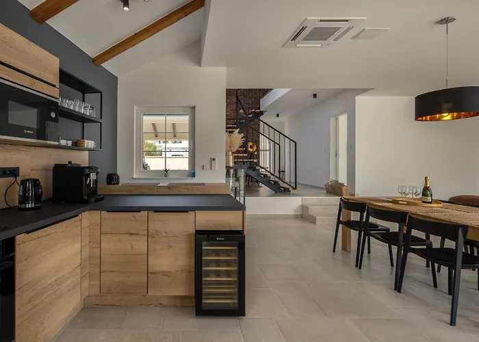 Royal Stone With Pool, 350m From * Jezera