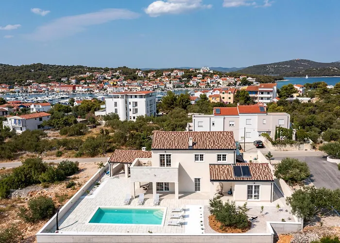 Royal Stone With Pool, 350m From Villa Jezera