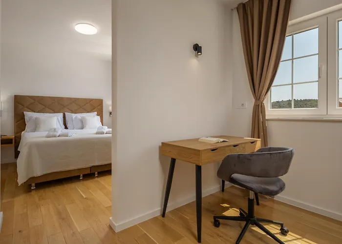 Royal Stone With Pool, 350m From